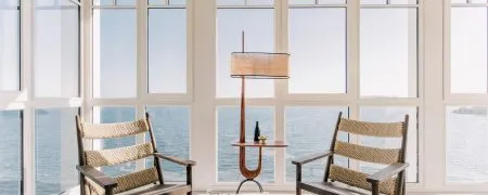 Espace intérieur lumineux avec fauteuils design face à la mer, illustrant la dynamique 2026 de L2A Agencement