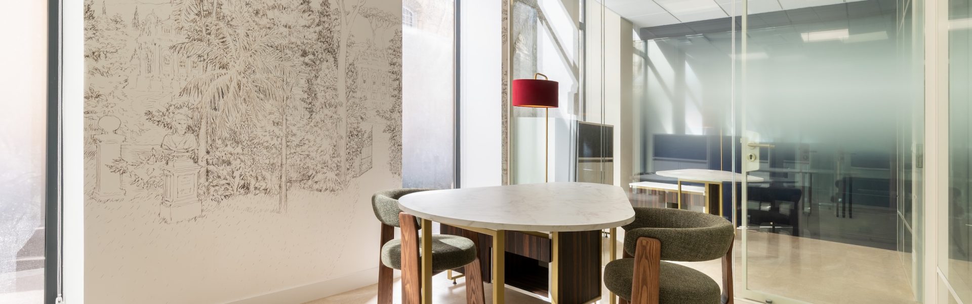 Bureau de conseil de l’agence Caisse d’Épargne Neuilly-sur-Seine avec mobilier sur mesure et ambiance premium