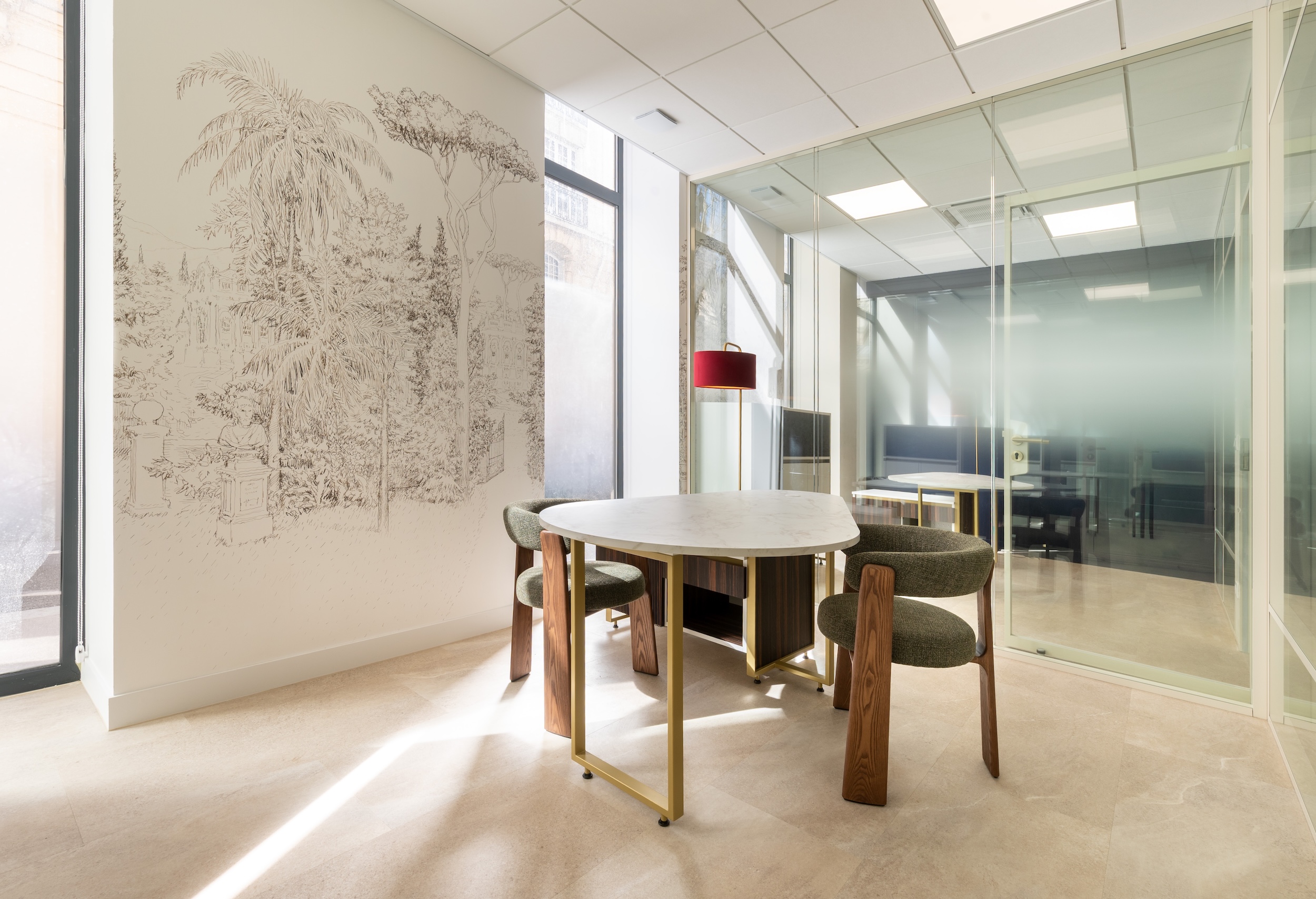 Bureau de conseil de l’agence Caisse d’Épargne Neuilly-sur-Seine avec mobilier sur mesure et ambiance premium