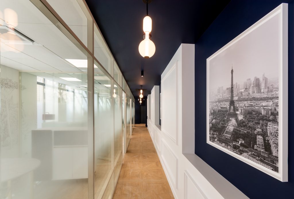 Intérieur contemporain de l’agence bancaire Caisse d’Épargne Neuilly-sur-Seine réalisé par L2A Agencement