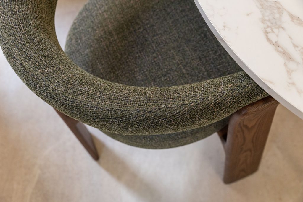 Mobilier design sur mesure dans l’agence bancaire Caisse d’Épargne Neuilly-sur-Seine