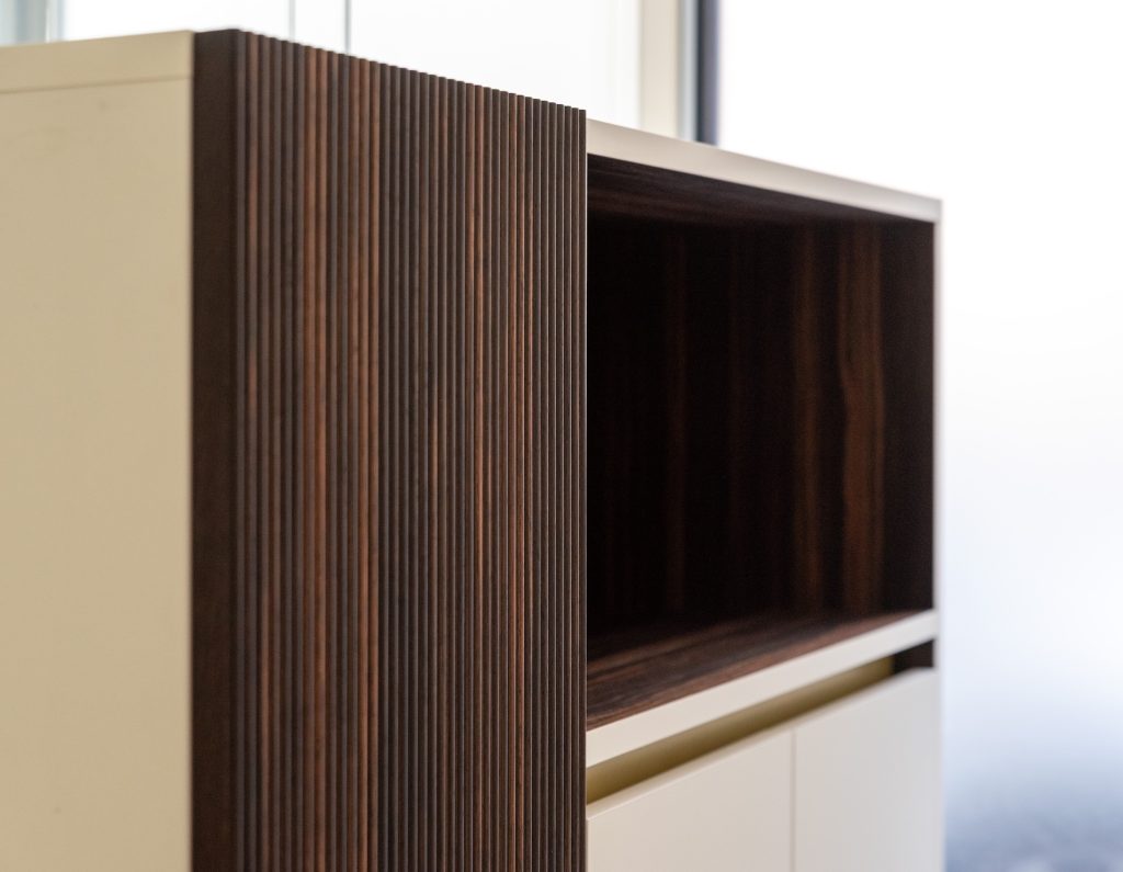 Détail des matériaux bois et finitions premium dans l’agence Caisse d’Épargne Neuilly-sur-Seine