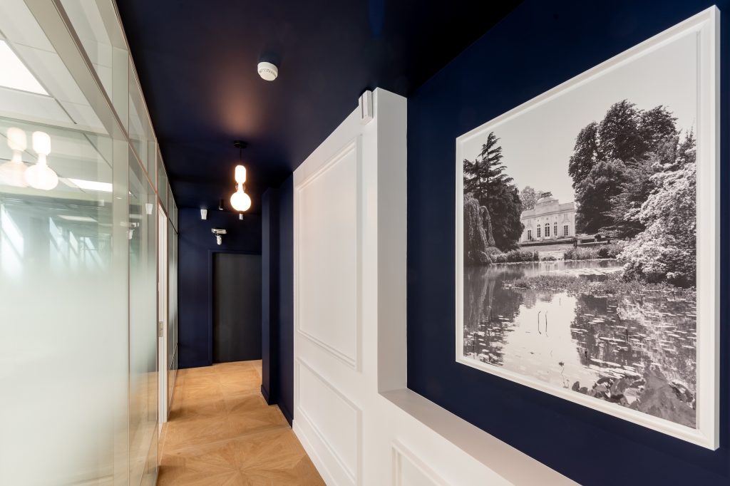 Intérieur design de l’agence Caisse d’Épargne Neuilly-sur-Seine avec mobilier sur mesure et finitions premium