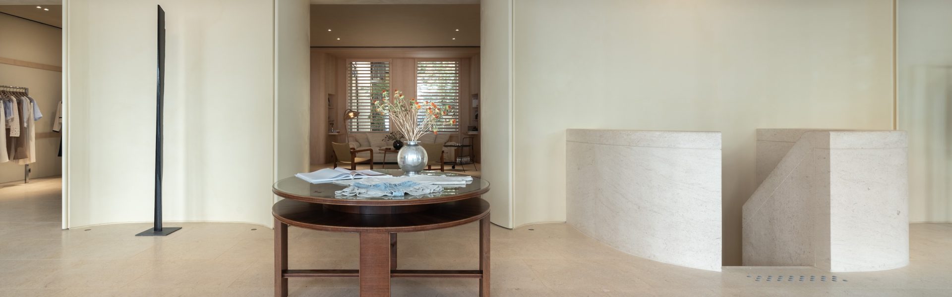 Intérieur de la boutique Frame Cannes avec mobilier premium, lignes courbes et ambiance retail minimaliste