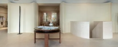 Intérieur de la boutique Frame Cannes avec mobilier premium, lignes courbes et ambiance retail minimaliste