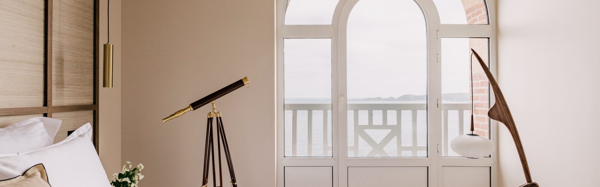 Chambre de l’hôtel Les Bassans à Perros-Guirec avec mobilier sur mesure, télescope et vue mer