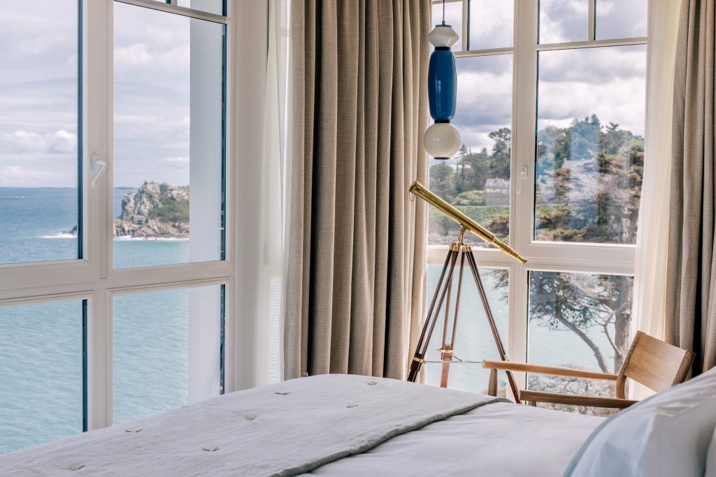 Chambre de l’hôtel Les Bassans à Perros-Guirec avec vue sur la mer et la Côte de Granit Rose