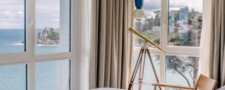 Chambre de l’hôtel Les Bassans à Perros-Guirec avec vue sur la mer et la Côte de Granit Rose