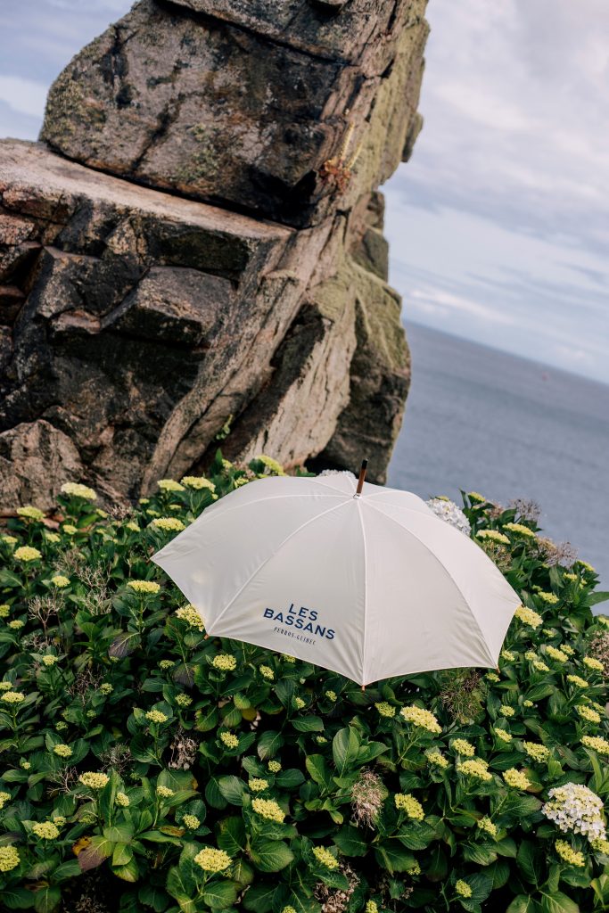 Parasol Les Bassans devant les rochers et la mer à Perros-Guirec