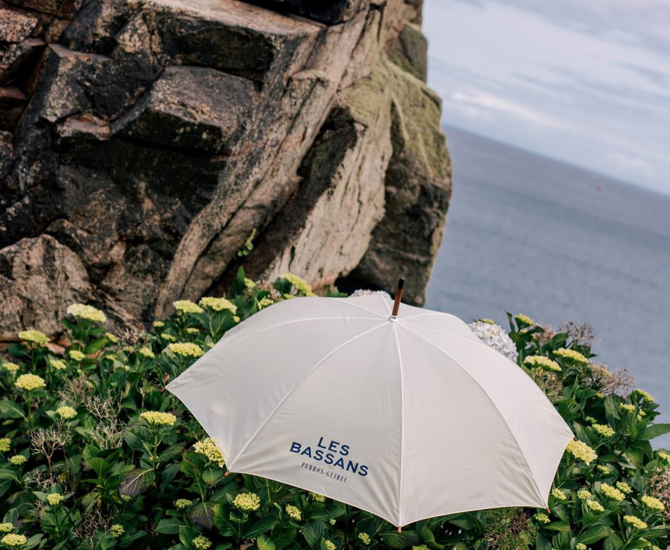 Parasol Les Bassans devant les rochers et la mer à Perros-Guirec