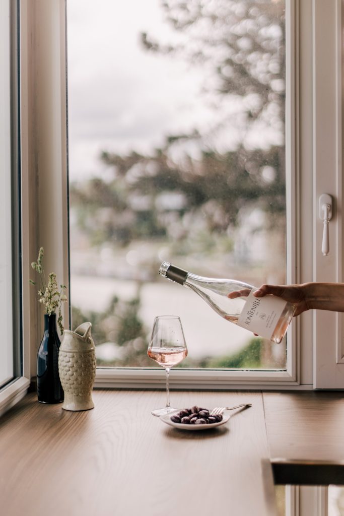 Verre servi près d’une fenêtre dans une chambre de l’hôtel Les Bassans avec vue sur la mer