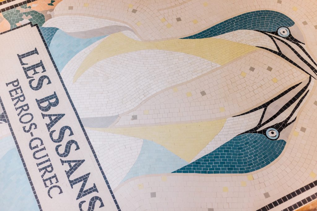 Mosaïque Les Bassans avec deux fous de Bassan dans le hall de l’hôtel à Perros-Guirec
