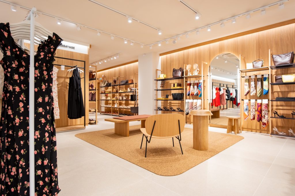 Espace accessoires de la boutique Mango Caen avec mobilier bois, miroirs, cabines d’essayage et présentoirs