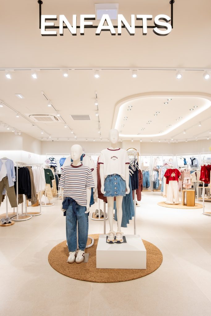 Espace enfants de la boutique Mango Caen avec mannequins, vêtements, signalétique lumineuse et mobilier clair
