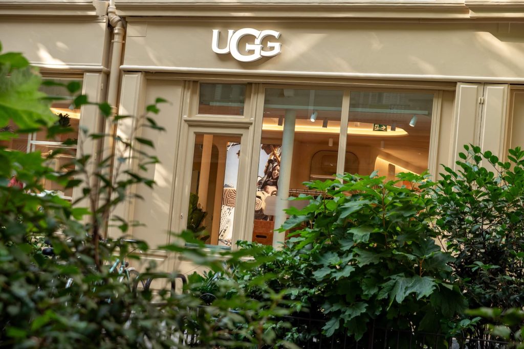 Façade extérieure de la boutique UGG Le Marais à Paris avec enseigne lumineuse et vitrines sur rue