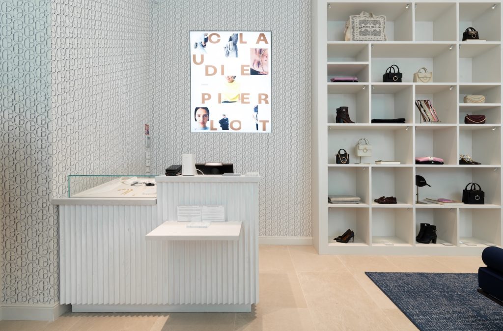 Mobilier sur mesure dans une boutique Claudie Pierlot