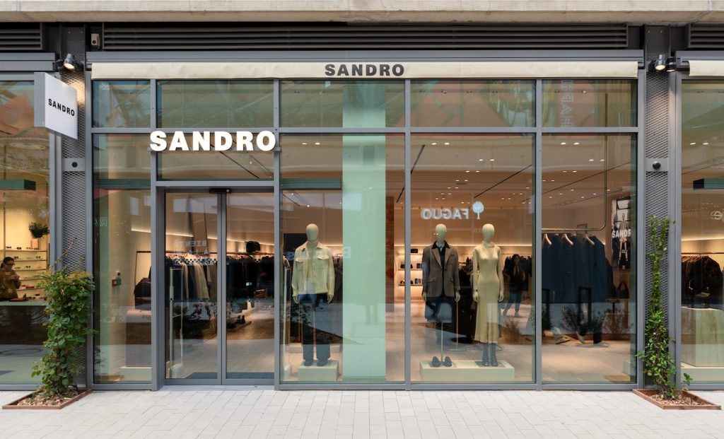 Façade vitrée d'une boutique Sandro en centre commercial