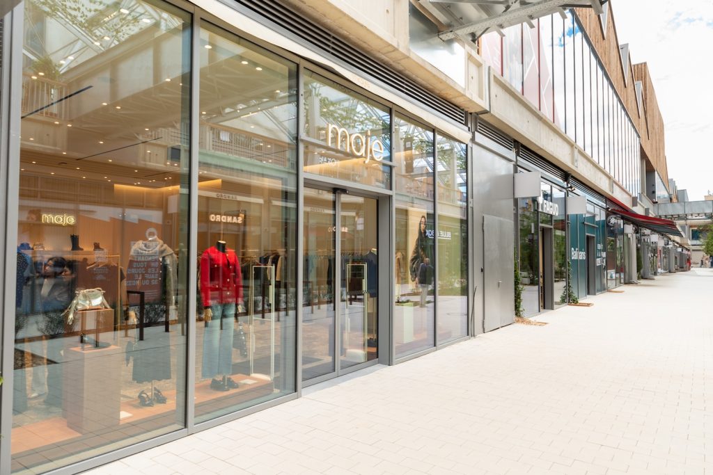 Façades de boutiques dans un centre commercial