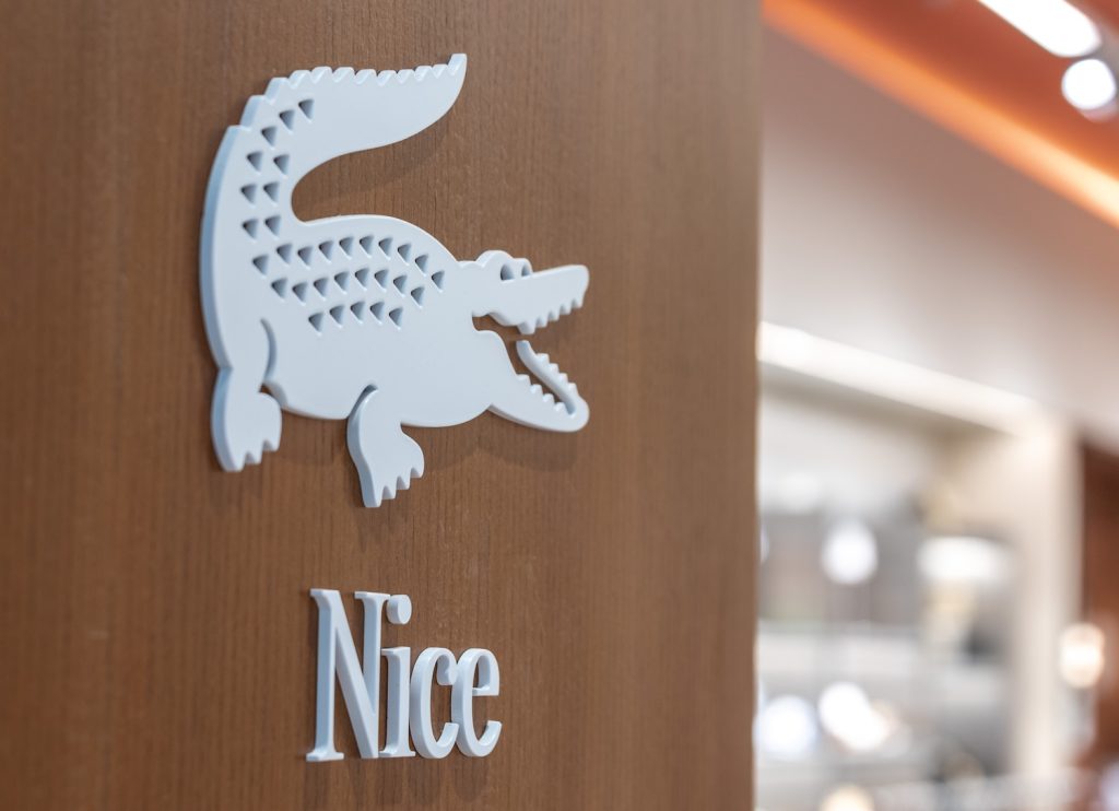 Logo Lacoste intégré dans l'agencement d'une boutique