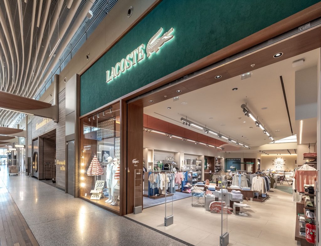 Boutique Lacoste aménagée dans un centre commercial