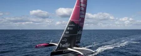 Ocean Fifty Lazare naviguant au large de Lorient