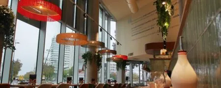 Aménagement intérieur du restaurant Jordan Tomas Pizza à Nantes avec grandes baies vitrées et suspensions décoratives