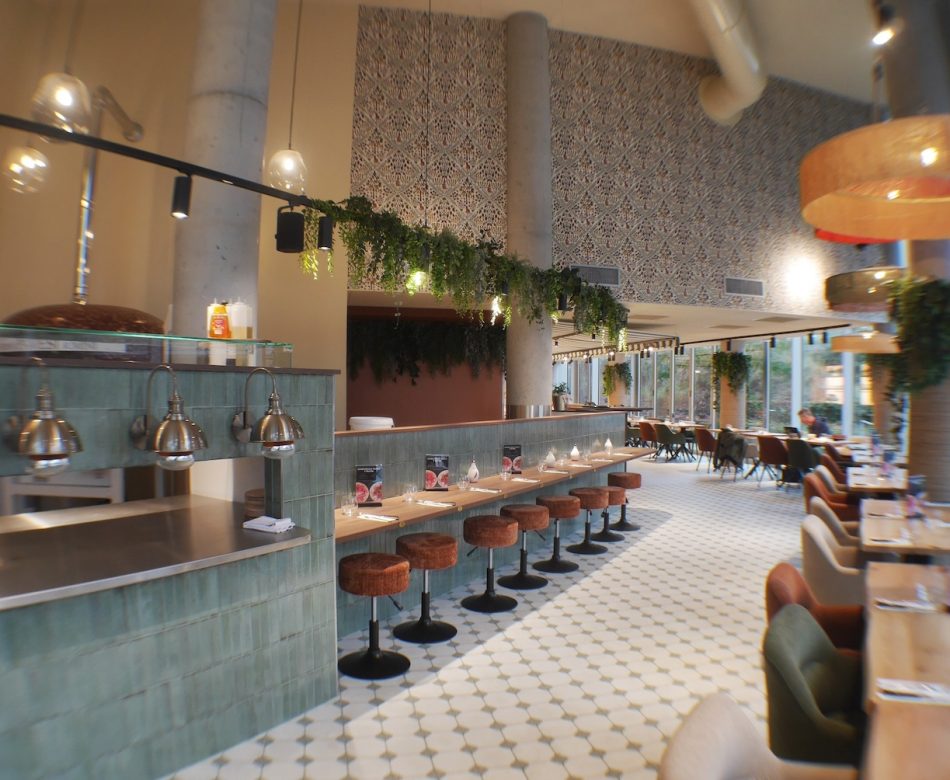 Comptoir carrelé vert et banquettes sur mesure du restaurant Jordan Tomas Pizza à Nantes