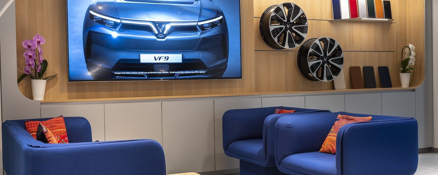 Espace lounge d’un showroom automobile VinFast avec mobilier sur mesure