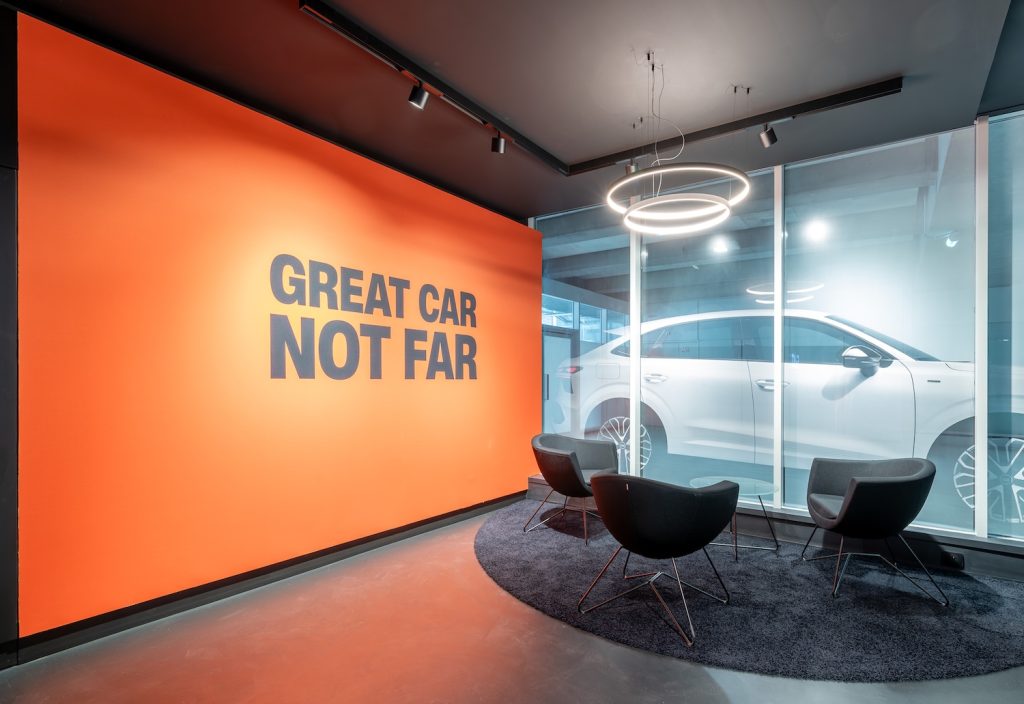 Agencement d’un showroom automobile avec espace lounge et cloison vitrée