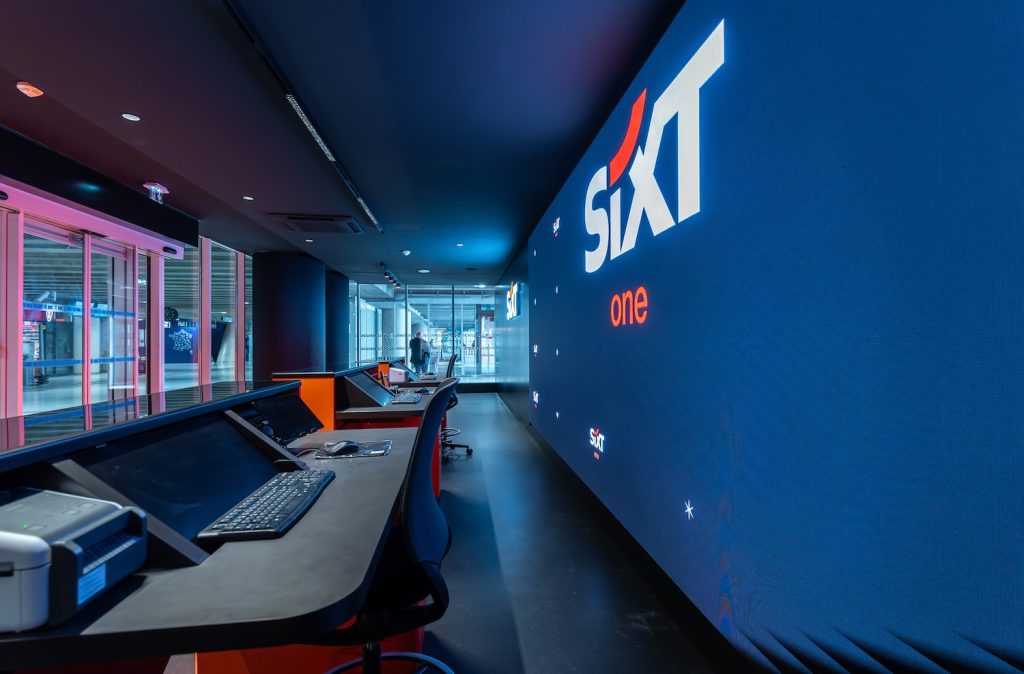 Agencement d’une agence de location Sixt avec comptoirs de service et mobilier professionnel